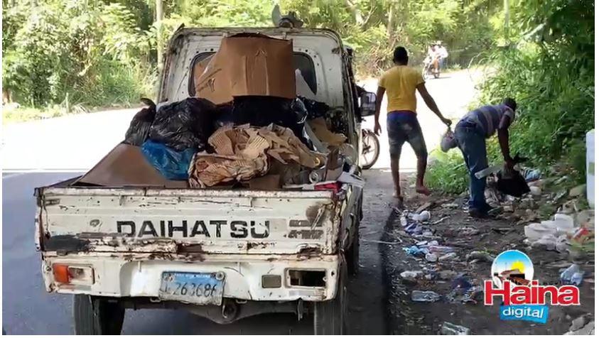 Policía Municipal de Quita Sueño, sorprenden ciudadanos lanzando desechos sólidos
