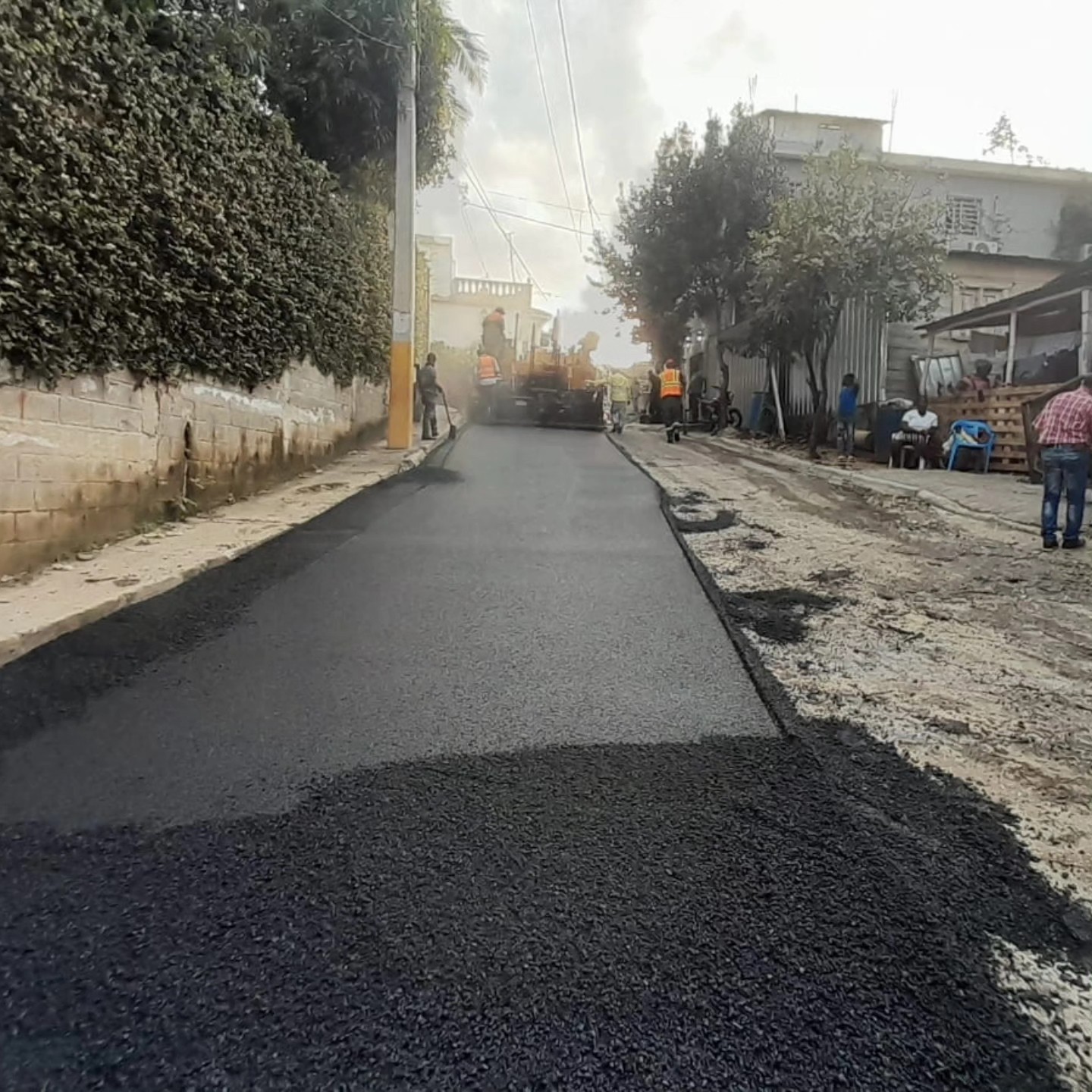 𝗠oradores barrio Paraíso del Caribe (Los Barracones) en Quita Sueño están de júbilo con asfaltado en sus calles
